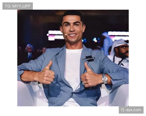 C罗刚送孩子上学，手拎的那只旅行袋让我怀疑人生